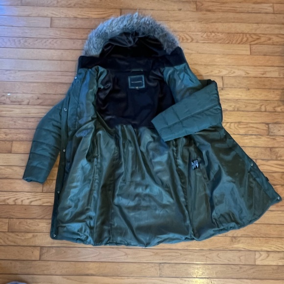 Warm Winter Coat. Dark Green. No flaws whatsoever. Adjustable waist. - Picture 4 of 9